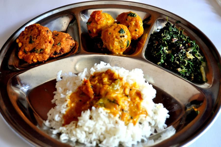 Healthy and yummy Paruppu Urundai Khuzhambu | பருப்பு உருண்டை குழம்பு and Masal Vadai | மசால் வடை using Murungai Keerai